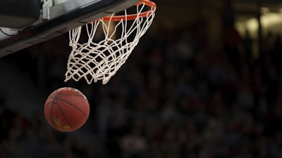 NBA赛事数据深度解析主题图：篮球运动员在比赛中飞身扣篮的精彩瞬间，展现力量与技巧